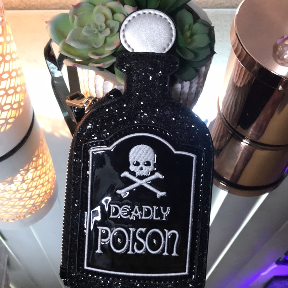 ☠️Deadly poison wristlet ☠️